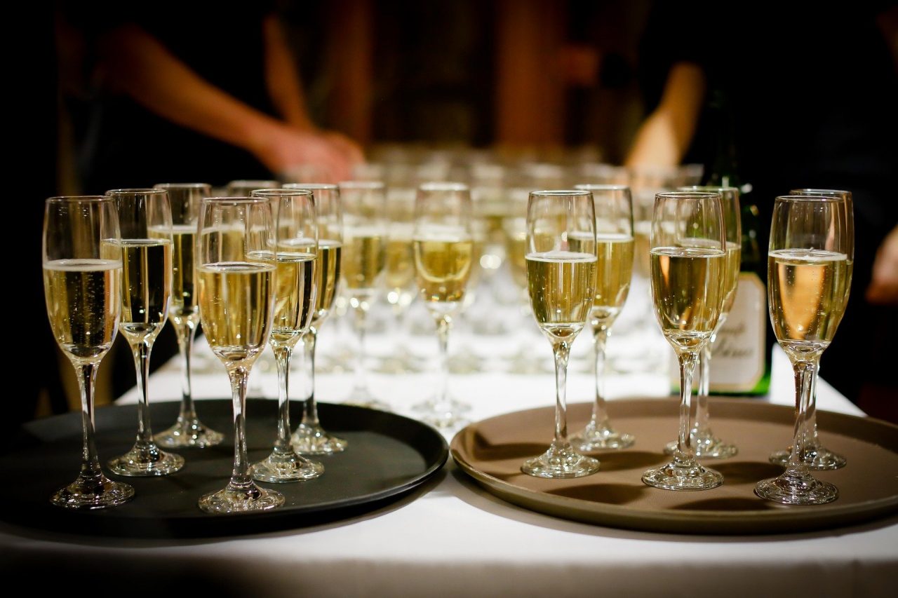 La festa di Capodanno “proibita” nel resort finisce sui social: 100 clienti nei guai