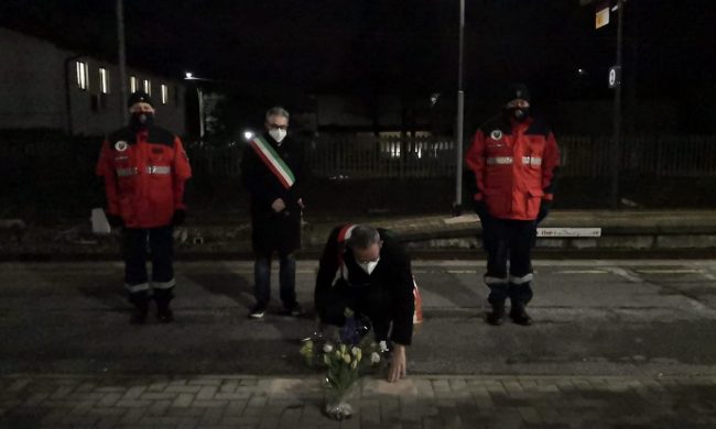Distrutti i fiori per le vittime della strage di Pioltello. Il sindaco: “Ti prendo a calci in c… fino a Pioltello”