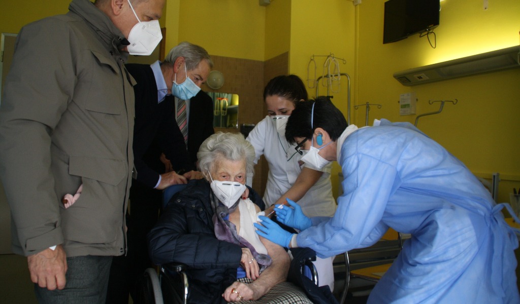 Ha 107 anni la prima anziana vaccinata a Cremona, ed è una forza della natura