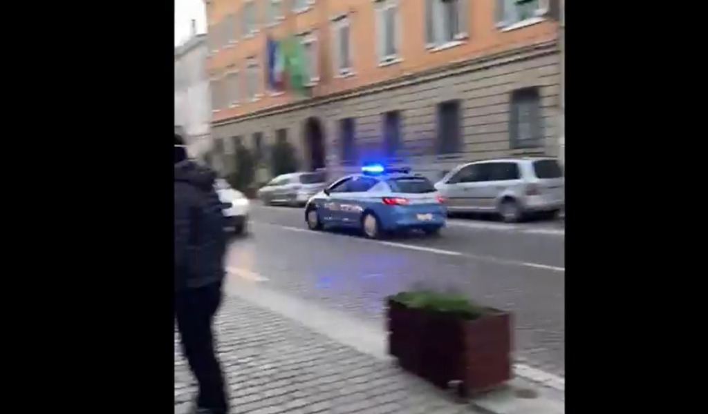 Il video del folle inseguimento di un pregiudicato cremonese nel centro di Mantova