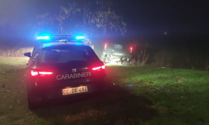 A bordo di pick-up rubato tentano la fuga ma finiscono in un fosso