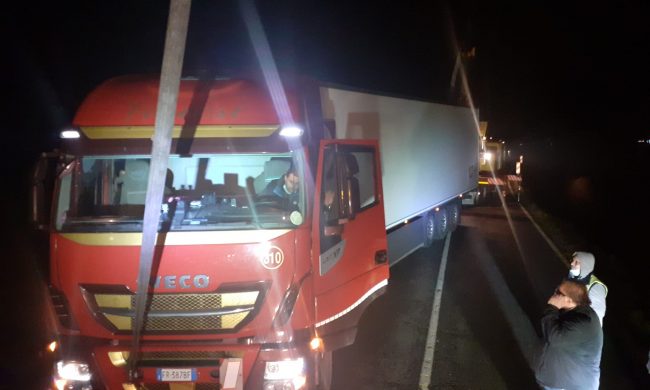Tir carico di medicinali finisce fuori strada sulla Sp1