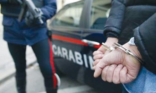 Messaggi di minaccia e canzoni trap intimidatorie per farsi dare i soldi: 17enne in manette
