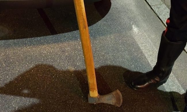 Vaga con un’ascia in mano: paura in strada