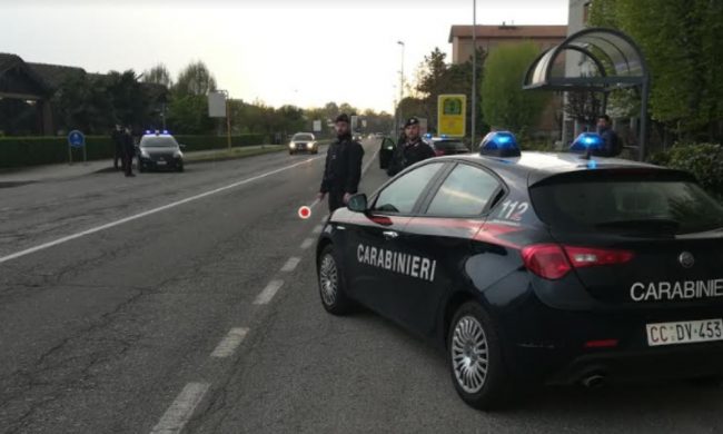 61enne in sella a un motorino rubato fugge dai carabinieri: bloccato e denunciato per ricettazione