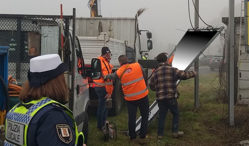 Lotta all’abusivismo, rimossi cartelli pubblicitari privi di autorizzazione