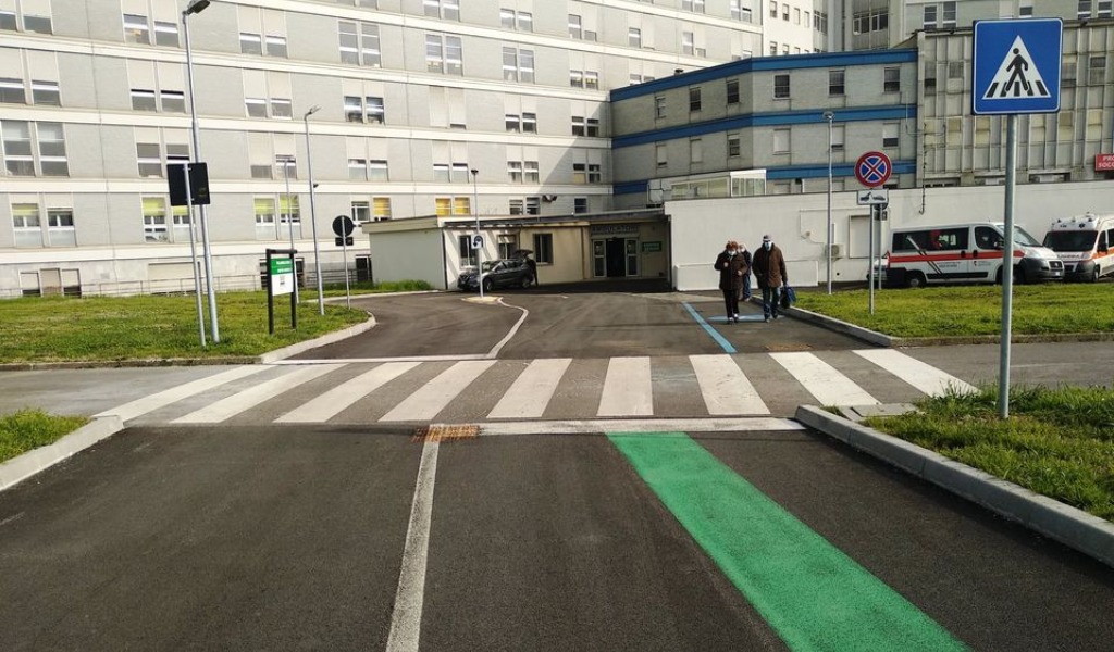 Vaccinazioni anticovid, all’ospedale di Cremona basta “seguire la linea verde”