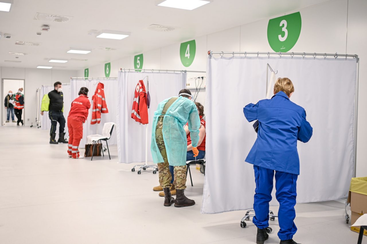 La sfida delle vaccinazioni anti Covid in Lombardia con il cronometro in mano