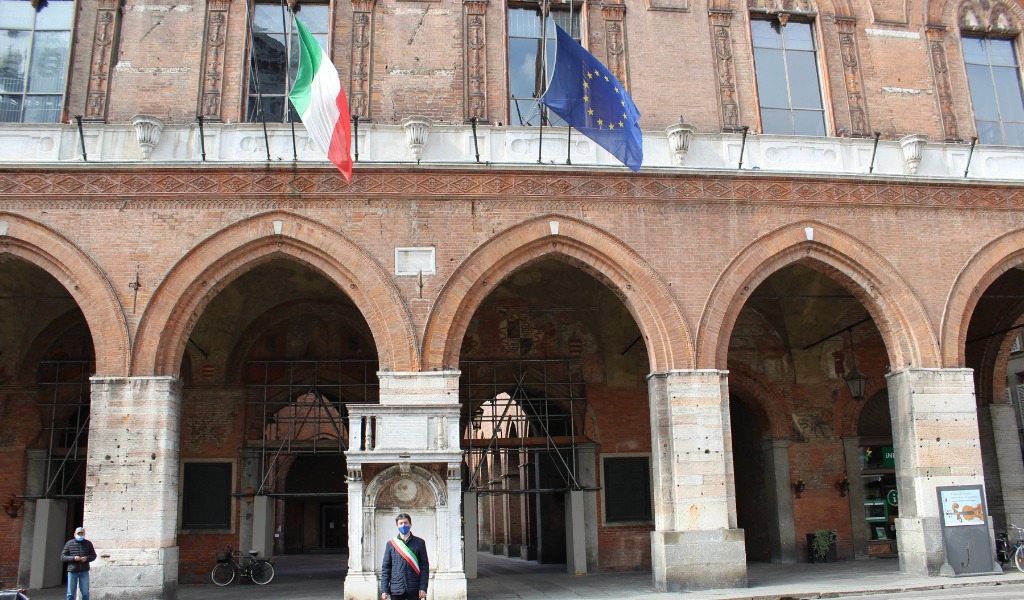 Bandiere a mezz’asta in ricordo delle vittime del Covid