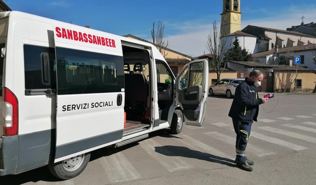 La storia del sindaco che accompagna personalmente gli ultra 80enni del suo paese a vaccinarsi
