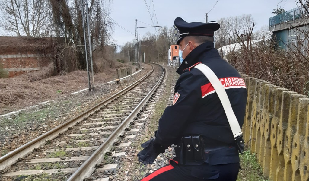 Si sdraia sui binari per porre fine alla sua vita: salvata in extremis dai Carabinieri