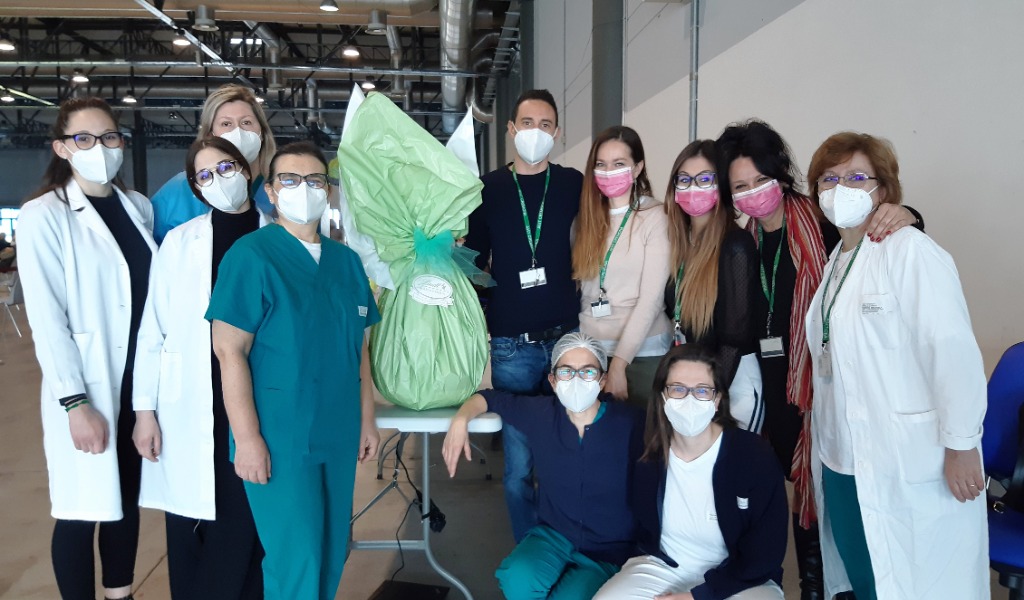 Donato un uovo gigante agli operatori dell’Hub vaccinale 