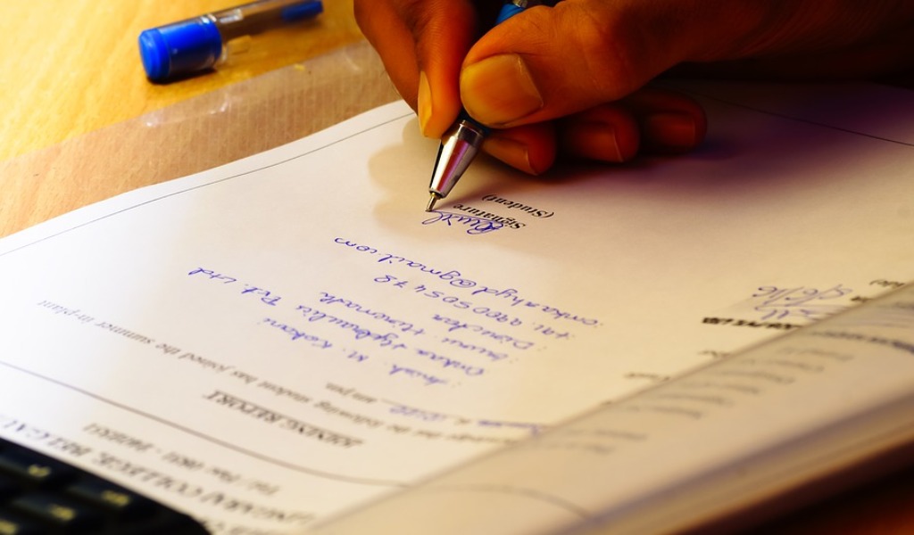 Presentano false dichiarazioni per ottenere il reddito di cittadinanza (e ci riescono): scoperte tre donne