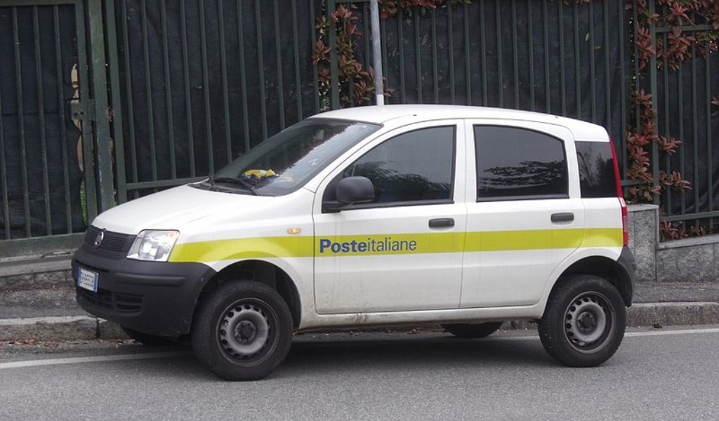 Casalese 17enne vandalizza due auto delle Poste: inchiodato dalle telecamere