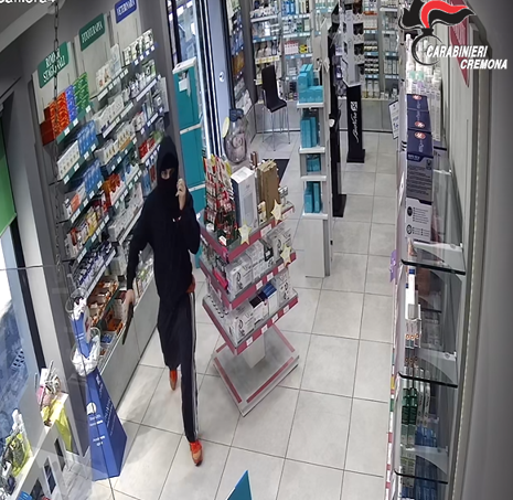 I carabinieri vanno ad arrestare giovane rapinatore e lo trovano in strada a spacciare