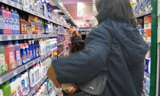 Ruba generi alimentari al “Famila” e tenta di darsi alla fuga, bloccato dall’addetto alla sicurezza