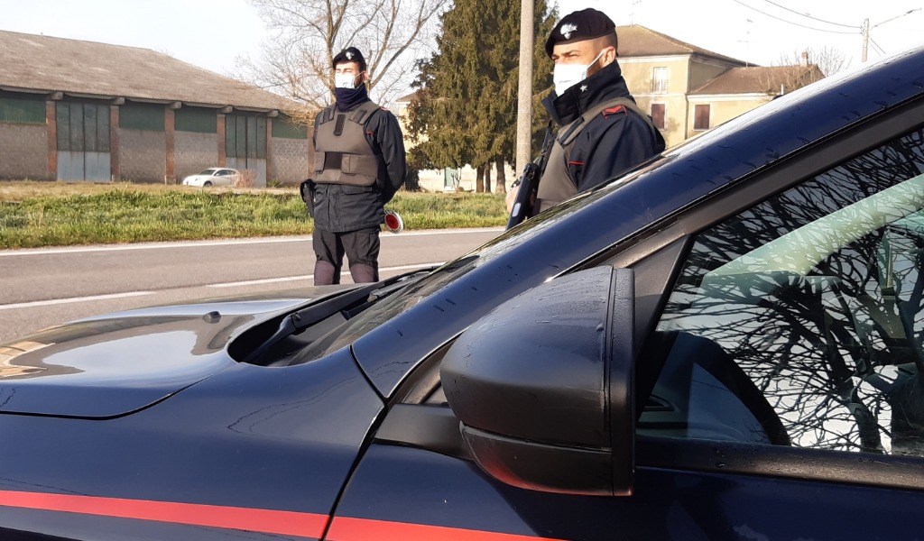 Prima prende a schiaffi la compagna, poi aggredisce i militari: arrestato