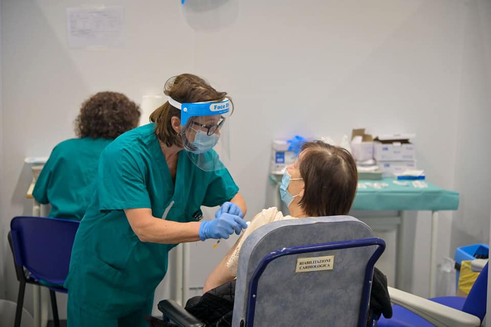Vaccini anti Covid nelle aziende: in Lombardia si parte oggi
