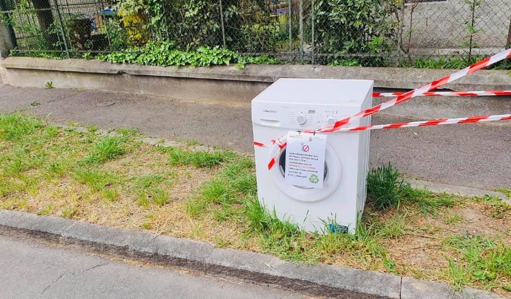 Abbandono di rifiuti ingombranti a Cremona: la provocazione “educativa” del Comune