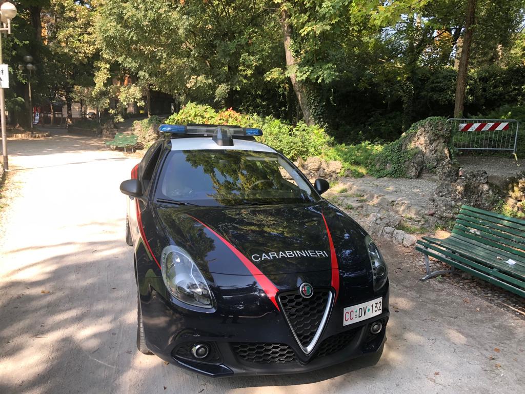 Carabinieri trovano una 13enne in coma etilico su una panchina il giorno di Pasqua