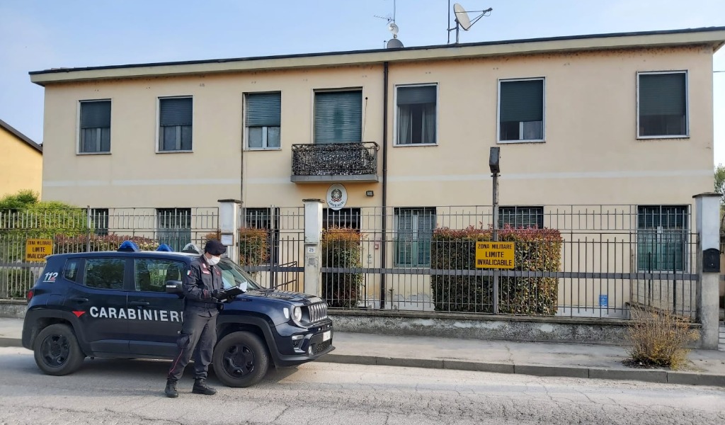 Colto da malore, vede una pattuglia e chiede aiuto: poi si accascia al suolo