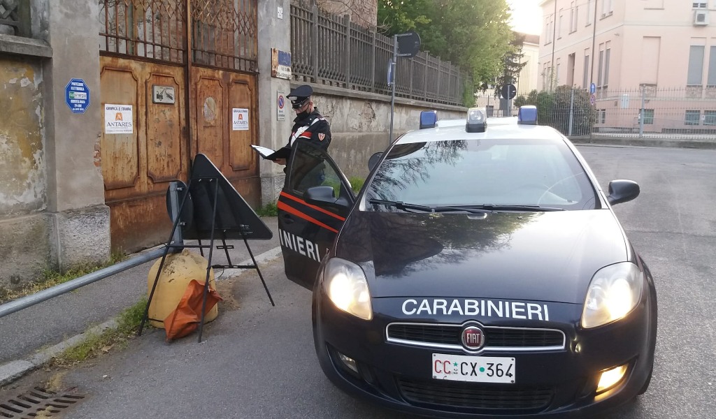 Colti sul fatto mentre rubano in tipografia: arrestata giovane coppia