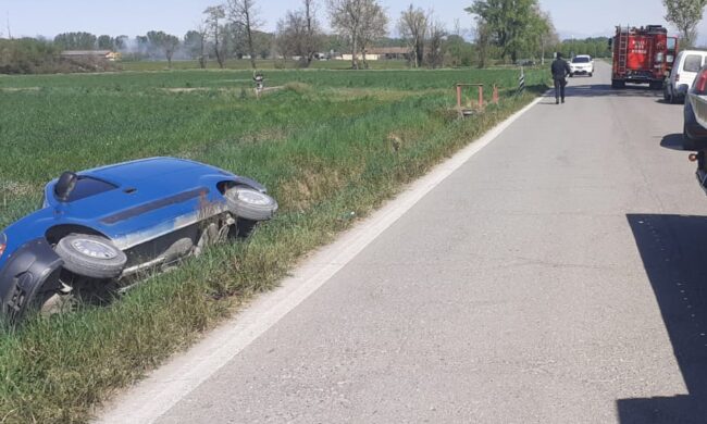 Esce di strada e finisce in un campo: in condizioni serie 49enne