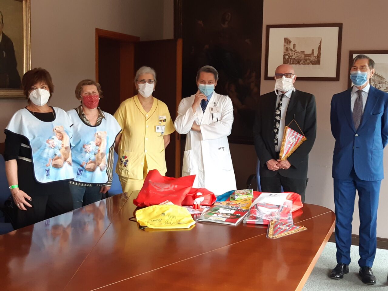 Borse e zainetti colmi di doni per i bambini della pediatria di Cremona