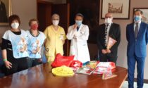 Borse e zainetti colmi di doni per i bambini della pediatria di Cremona