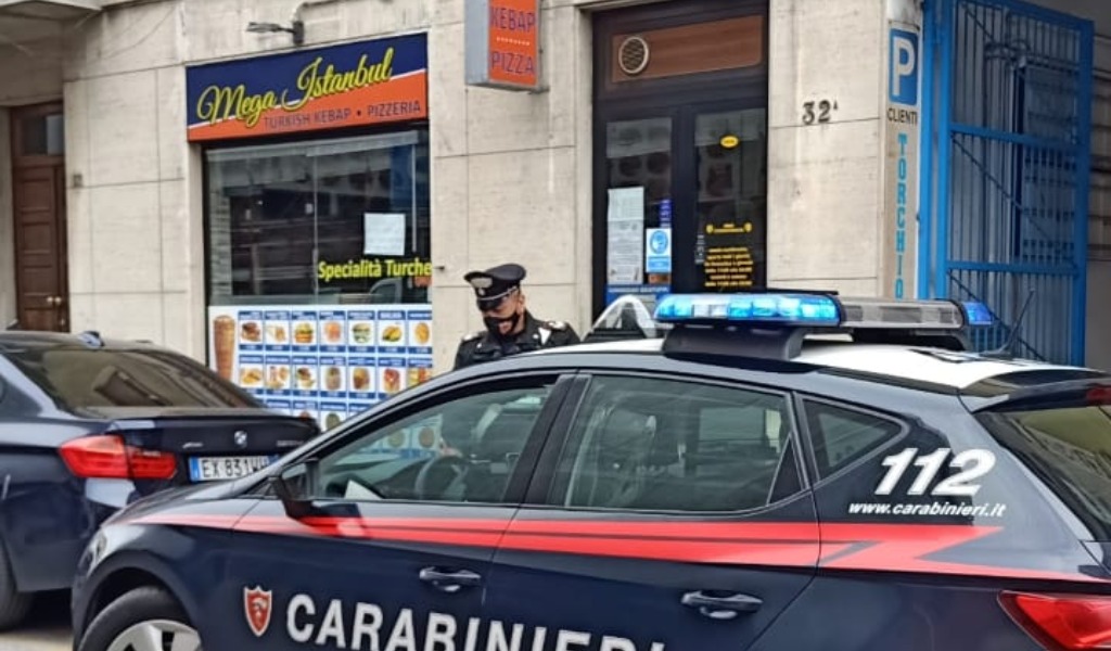 Tenta rapina al kebab armato di punteruolo e pistola giocattolo: arrestato