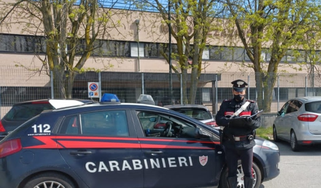 Tenta di superare l’esame di guida con “l’aiutino” esterno… ma viene scoperto