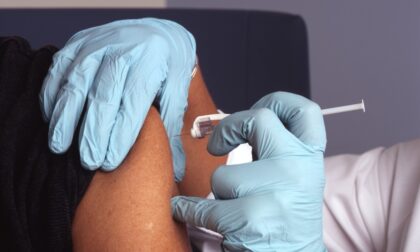 Vaccini Covid: dalle 12 di oggi prenotazioni per i fragili tra i 55 e i 59 anni