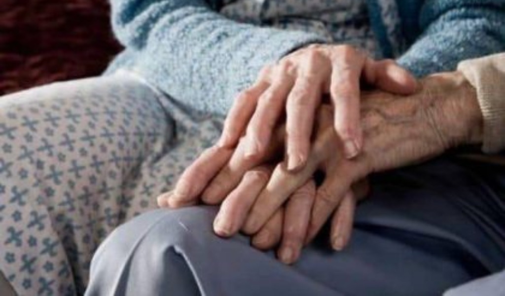 “I vaccinati possano far visita ai famigliari in RSA”, la proposta fatta al Ministro Speranza