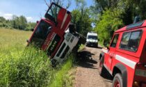 Le foto dei pompieri arrivati per spegnere un incendio e finiti fuori strada