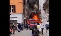 Spazzatrice prende fuoco nel centro di Piacenza, l'impressionante video dell'incendio