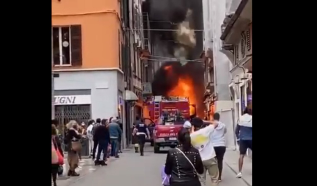 Spazzatrice prende fuoco nel centro di Piacenza, l’impressionante video dell’incendio
