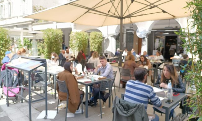 Oggi riaprono bar e ristoranti anche al chiuso: tutte le regole