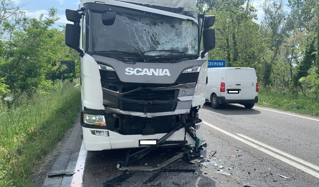 Le foto del tamponamento tra due camion sulla Rivoltana: un ferito
