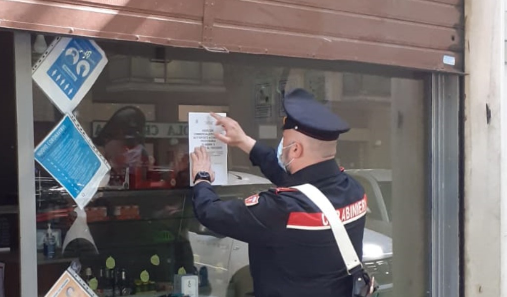 In sette a consumare all’interno del bar: scattano multe e chiusura