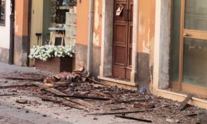 Le foto del cornicione crollato a Pandino, arrivano i Vigili del Fuoco