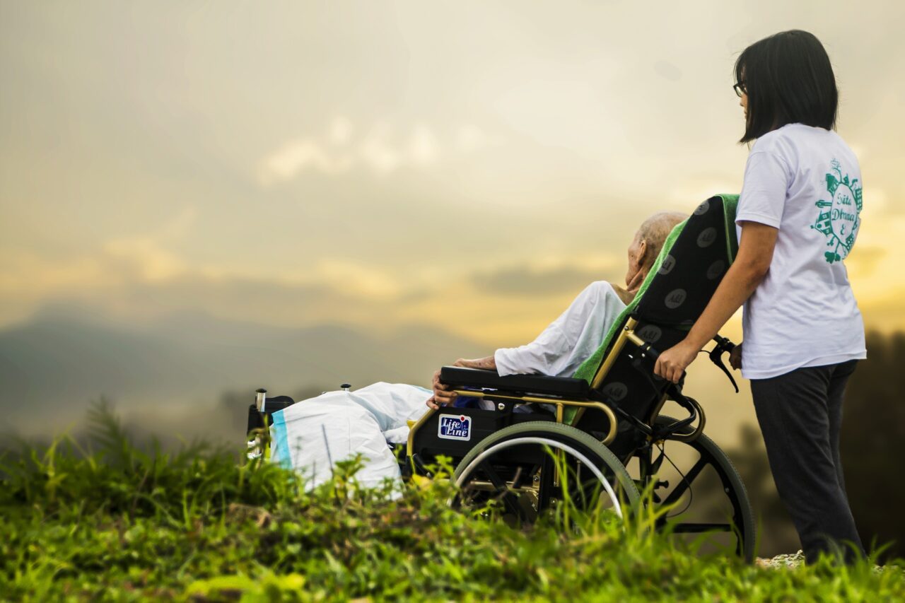 Fondi a sostegno dei caregiver: cosa sono e come richiederli