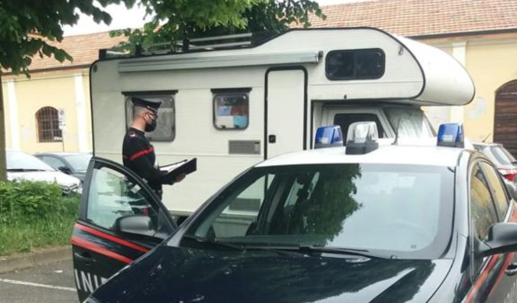 Evade dai domiciliari e si rifugia in un camper, a “tradirla” la festa di compleanno