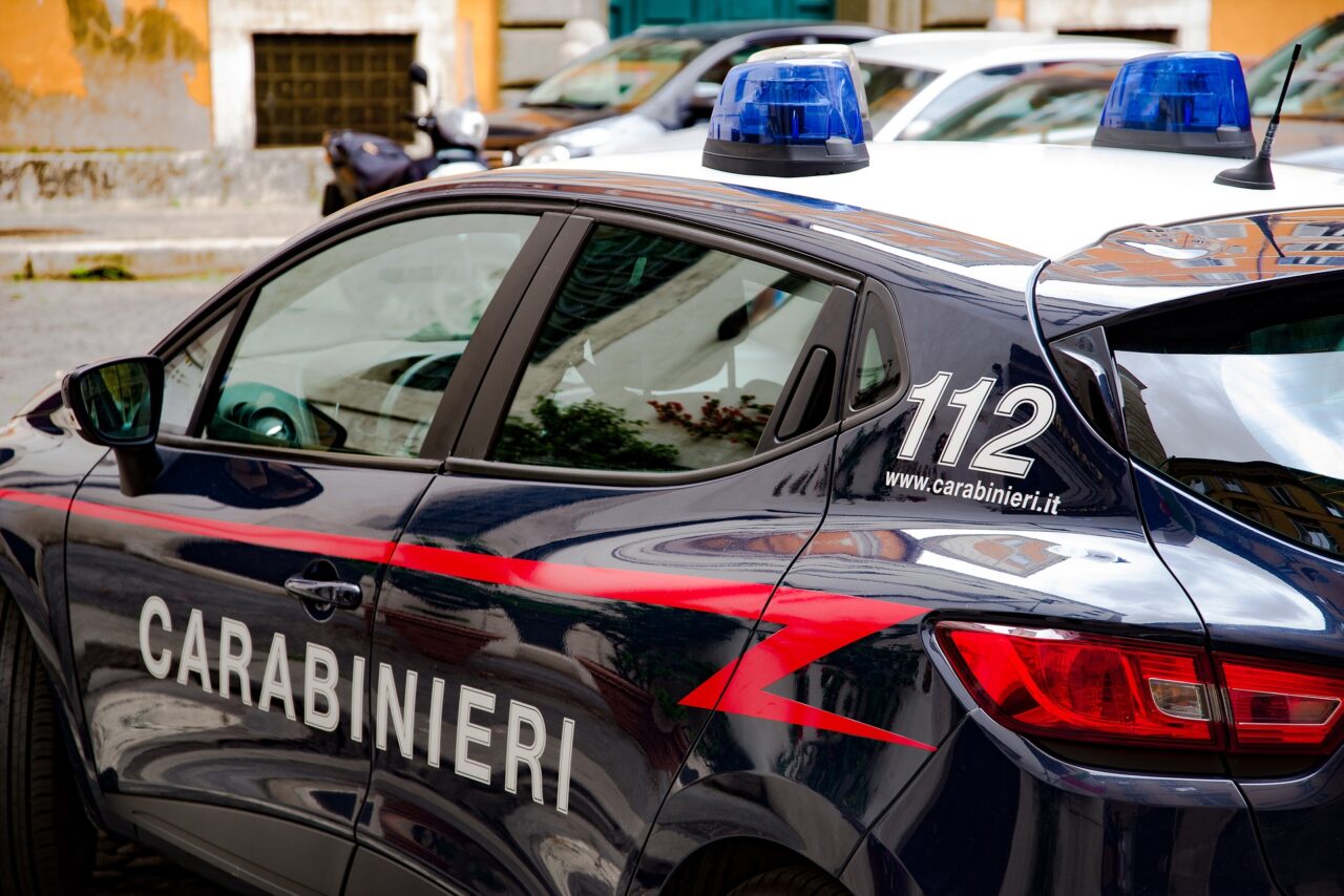 Senza biglietto vengono fatti scendere dal bus, loro si sdraiano in strada e ne bloccano il passaggio