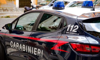 Senza biglietto vengono fatti scendere dal bus, loro si sdraiano in strada e ne bloccano il passaggio