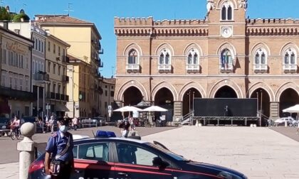 Scaglia sedia contro la moglie, marito violento allontanato da casa