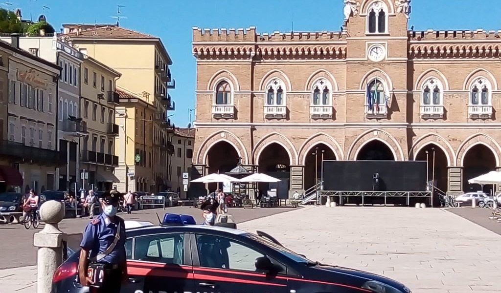Scaglia sedia contro la moglie, marito violento allontanato da casa
