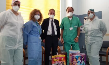 Album, figurine e gadget per i bambini della pediatria dell'ospedale di Cremona