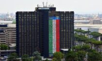 Il volto di due dipendenti cremonesi di Poste Italiane sulla bandiera di 60 metri per tifare gli Azzurri