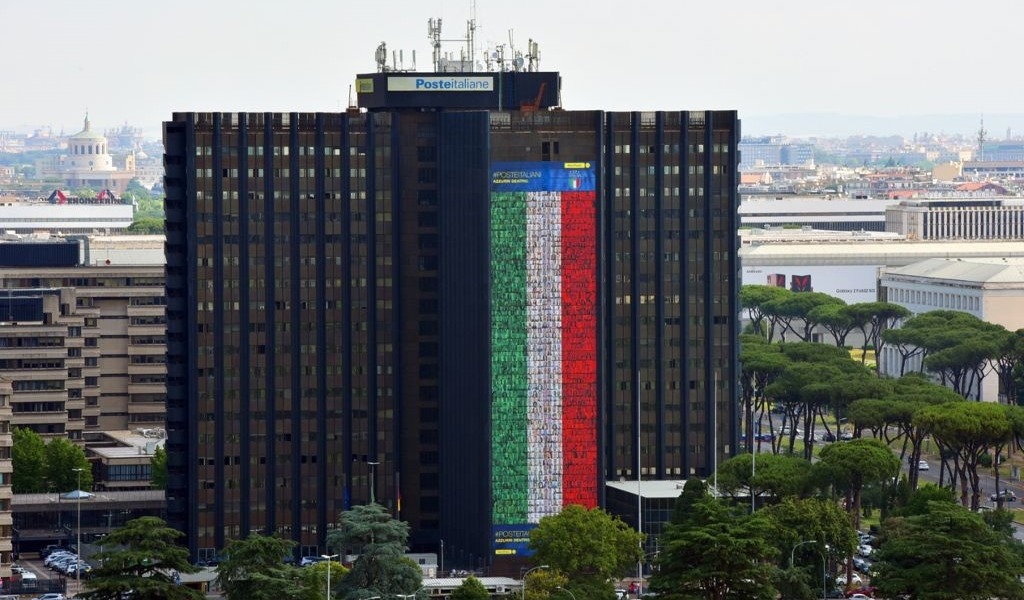 Il volto di due dipendenti cremonesi di Poste Italiane sulla bandiera di 60 metri per tifare gli Azzurri