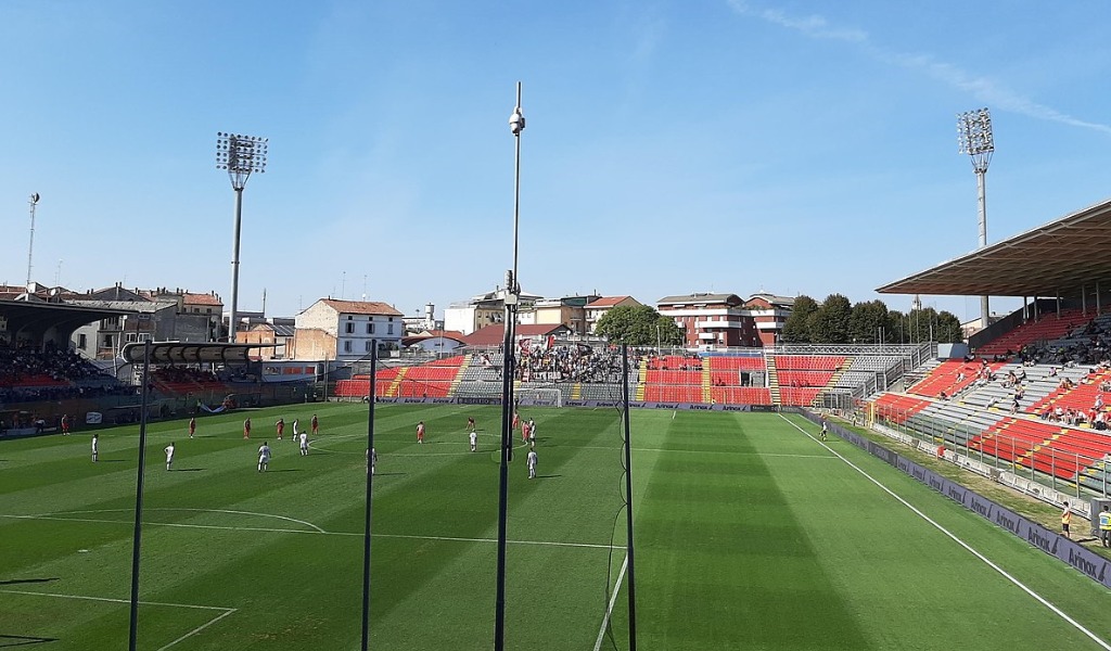 Si introducono allo Zini giocano a pallone, danneggiano il prato e rubano al bar: nei guai tre 16enni